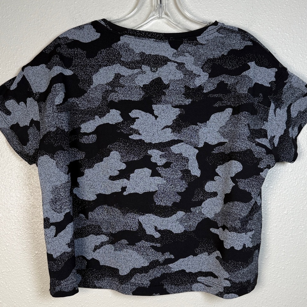 Lululemon Cates Tee‎ Shirt Top Women 4 Black Gray Camo Stretch Sporty Gorpcore - Picture 8 of 14